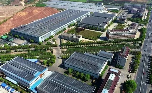 厂房安装光伏，每年节约电费200万元！安装工商业光伏的4大优势，政府都在推荐！